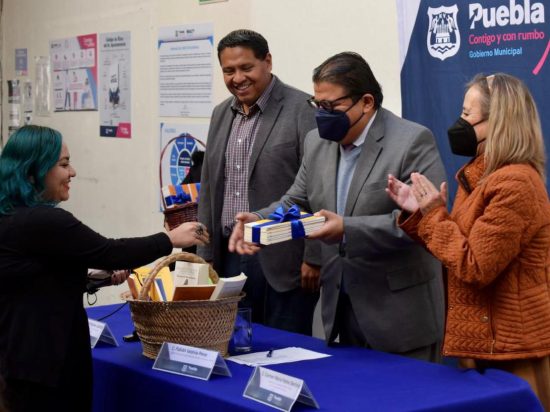 AYUNTAMIENTO DE PUEBLA PRESENTO LA PRIMERA COLECCION DE CANASTA DE ESCRITORAS Y ESCRITORES 4
