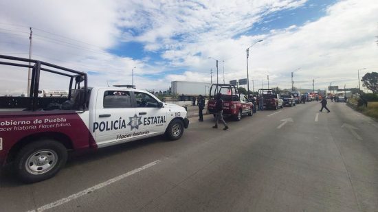 Tras persecución sobre el Periférico Ecológico se logró detener a los dos responsables del robo del tractocamión donde participaron policias estatales y municipales de Puebla y Cuautlancingo