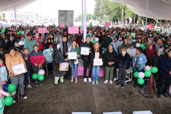 Shamy Spezia, Presidenta del DIF de Huejotzingo, y el Presidente Municipal, Roberto Solís Valles, entregaron de tres mil 124 despensas