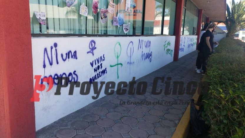 Feministas pintan bardas de la Presidencia Municipal de Texmelucan -  Informativo ProyectoCINCO