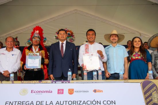 El Carnaval de Huejotzingo ya es "Hecho en México": Con la presencia del Gobernador Alejandro Armenta, Roberto Solís recibe certificación oficial del Gobierno Federal 1 IMG 20260217 WA0318