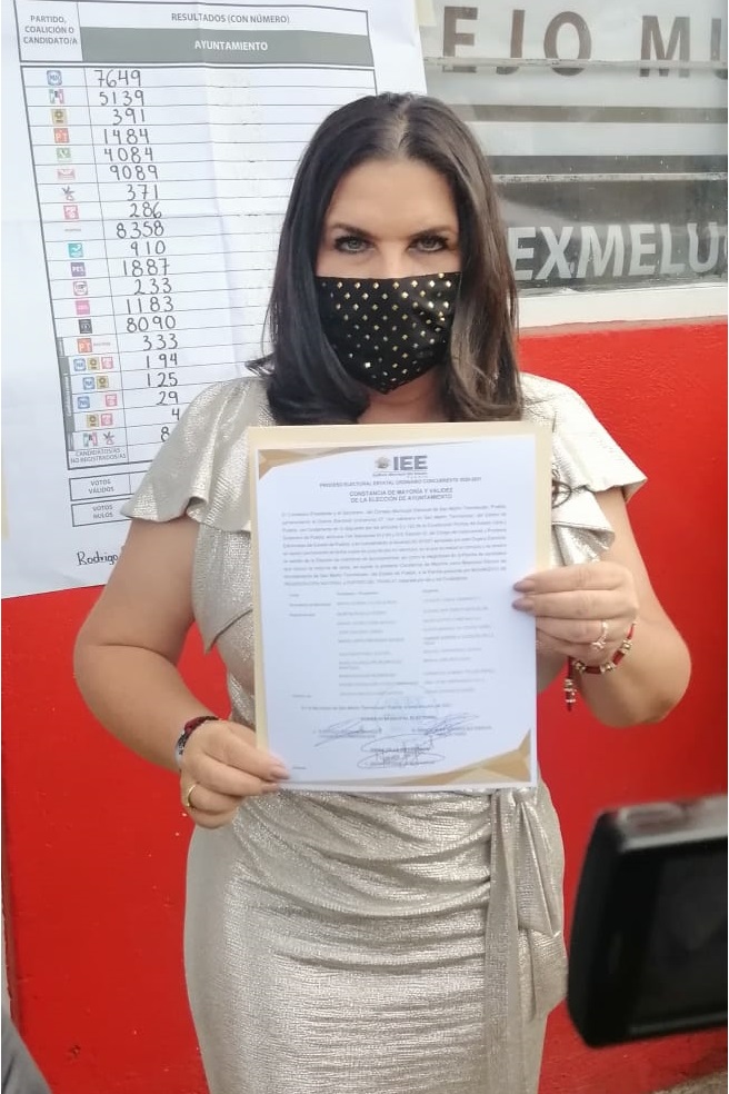 NORMA LAYON RECIBE CONSTANCIA DE MAYORIA QUE LA ACREDITA COMO PRESIDENTA MUNICIPAL