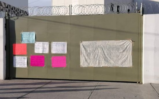 Pobladores de Santa Rita Tlahuapan se manifestaron frente a la Casa de Justicia en Santa Catarina Hueyatzacoalco