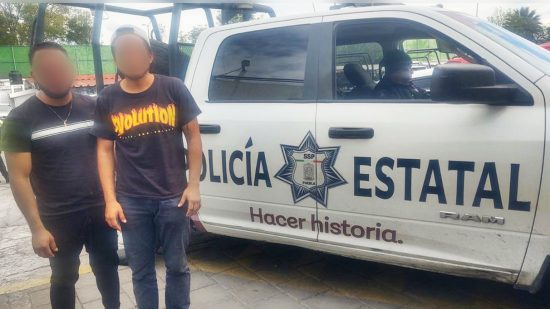 Policías Estatales y los municipales de Puebla y Cuautlancingo rescataron a dos personas que fueron amagadas para robarles el tractacamión