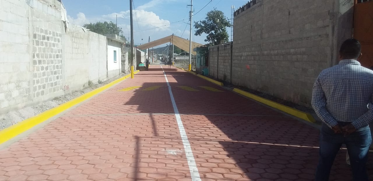 Zenon Badillo entrega adoquinamiento a vecinos de la cabecera municipal de Tochtepec 2