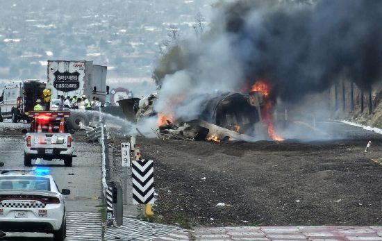 Cerrada la autopista Mexico-Puebla a la altura del kilómetro 39, debido a una volcadura e incendio de pipa que transportaba díésel