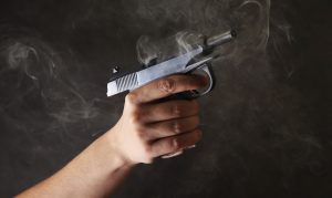 arma de fuego mano disparo