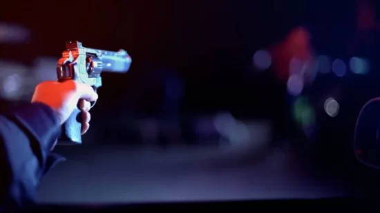 arma de fuego pistola mano oscuridad noche