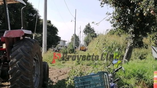 Un joven mientras laborada en uno de los terrenos de cultivo de San Simón Atzitzintla resultó lesionado