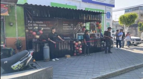 ¡SE ACABÓ EL "AGANDALLE"! Gobierno de Huejotzingo da 3 Semanas a Comerciantes para Liberar Banquetas y Vía Pública 1 La Vía Pública Recuperada: Comerciantes en Huejotzingo tienen un plazo de 3 semanas para retirar estructuras, mercancía y puestos ambulantes que invaden las banquetas y el espacio peatonal. El gobierno municipal busca terminar con el desorden histórico.