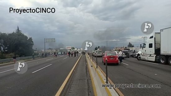 Familiares de los detenidos en el operativo por la FGE, bloquearon por tres horas la autopista México-Puebla