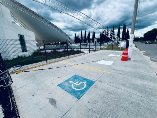 El estacionamiento exclusivo se encuentra ubicado en otra zona dentro de los cajones que tiene el CIS para los vehículos de funcionarios y visitantes.