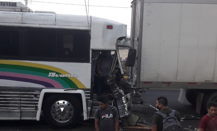 choque autobus trailer autopista mexico puebla
