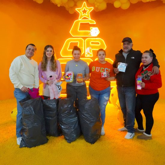 El COP dona juguetes al DIF municipal de San Martín Texmelucan este 2025 2 El alcalde Juan Manuel Alonso, Karla Gonzales, presidenta del DIF, Elim Garzón, Aylim Garzón, Gabriel Mendez y Laura Garzón del COP