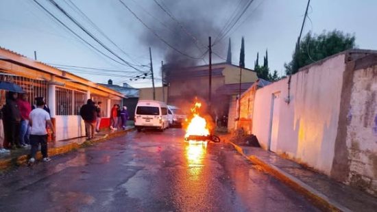 Los pobladores del municipio de Cuautlancingo tambien incendiaron dos motocicletas que presuntamente pertenecían a los ladrones