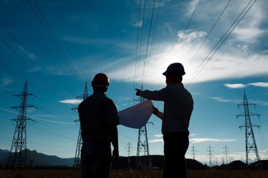 Aumento histórico en la demanda global de electricidad para 2024 y 2025 1 electricidad torres alta tension personal