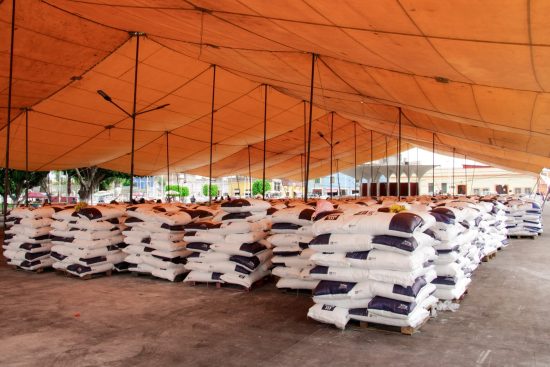 El alcalde de Huejotzingo, Roberto Solís hizo la entrega de más de 500 toneladas de fertilizante a cientos de productores