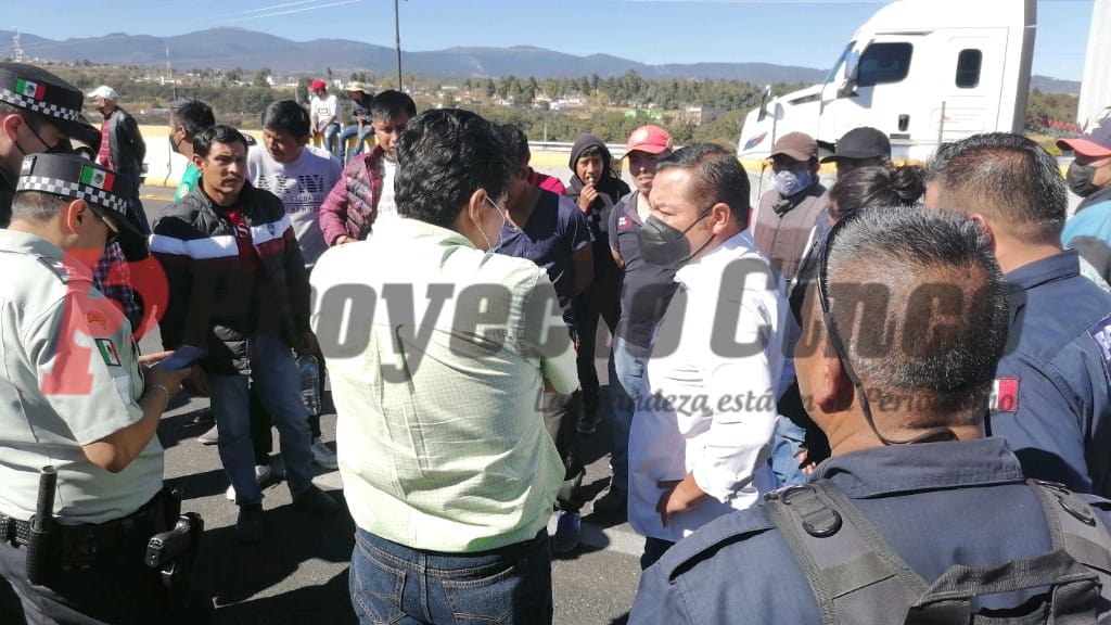 manifestantes bloque autopista mexico puebla tlahuapan