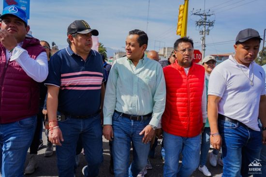 Marcos Romero representante de las Organizaciones Unidas, así como Juan Manuel Alonso, presidente municipal de San Martín Texmelucan.