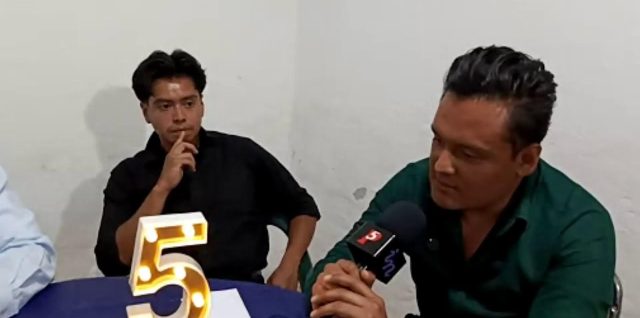 mesa de debate con oderes juveni