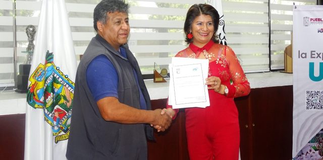 mirna toxqui utha firma de convenio becas calpan