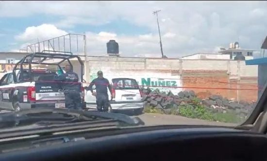 El cuerpo sin vida de una mujer quedó en el interior de un vehículo sobre la carretera federal México-Puebla a la altura de San mateo Capultitlan, Huejotzingo.
