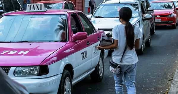 nina vendiendo calle taxi cdmx