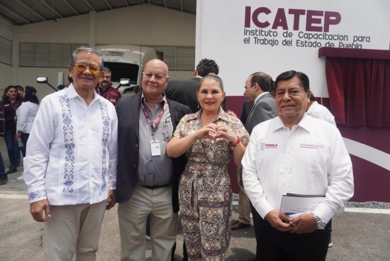 Alejandro Armenta y Norma Layón inauguran Centro de Capacitación para Operadores de Carga en San Martín Texmelucan 2 El Gobernador Alejandro Armenta y Norma Layón durante el corte de listón inaugural del nuevo centro que transformará la profesionalización del transporte de carga en la región