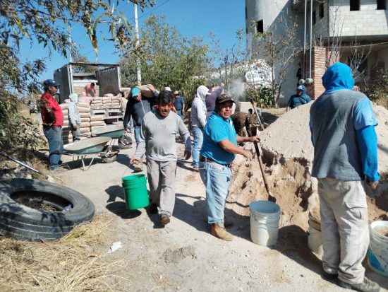 El alcalde de Huejotzingo, Roberto Solís pone el material y Atexcac la mano de obra 1 obra comunitaria atexcac huejotzingo roberto solis