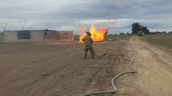 Bombero de San Martín Texmelucan en el paraje Los Lavaderos de San Baltazar Temaxcalac atento en una quema controlada en gaseoducto de Pemex.