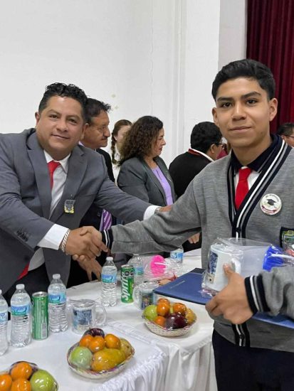 El regidor de Gobernación Ramón Pérez fue padrino de generación de la tele-secundaria Lucio Cabañas