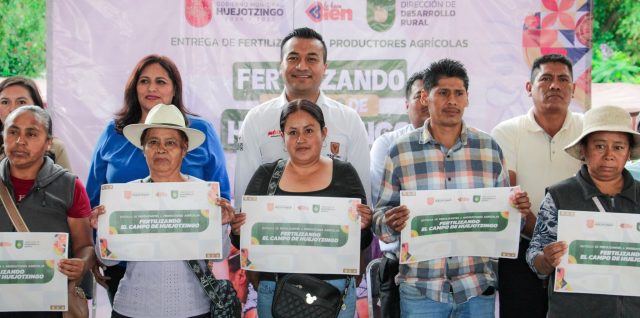 roberto Solis entrega fertlizantes a campesinos de huejotzingo