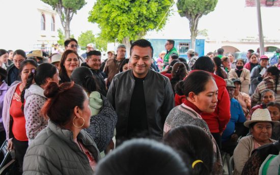  Roberto Solís ha logrado conectar con los campesinos, reconociendo su labor como “manos chingonas que trabajan la tierra y nos llenan la mesa de comida”