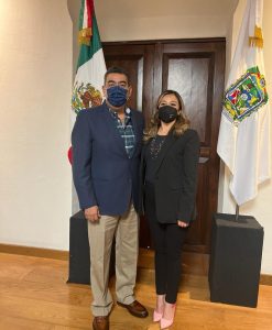 El gobernador de Puebla, Sergio Salomón y la presidenta municipal de Santa Rita Tlahuapan, Rosy Díaz