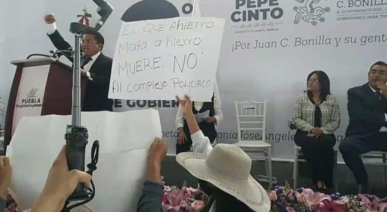 Entre flores y consignas salen del recinto del 2do informe de gobierno del ayuntamiento de Juan C. Bonilla autoridades estatales y municipales