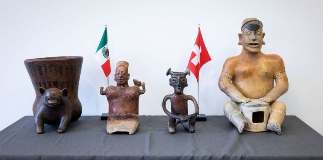 El lote está integrado por vasijas en barro modelado, hachas votivas y otros elementos asociados con diversas regiones culturales mesoamericana