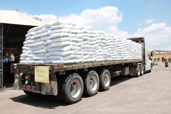 trailer fertilizante entrega a campesinos de huejotzingo