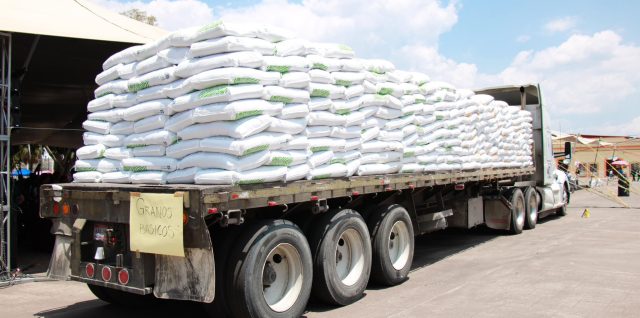 trailer fertilizante entrega a campesinos de huejotzingo