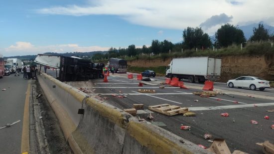 La volcadura del tractocamión en la autopista México-Puebla, provocó la muerte de su conductor